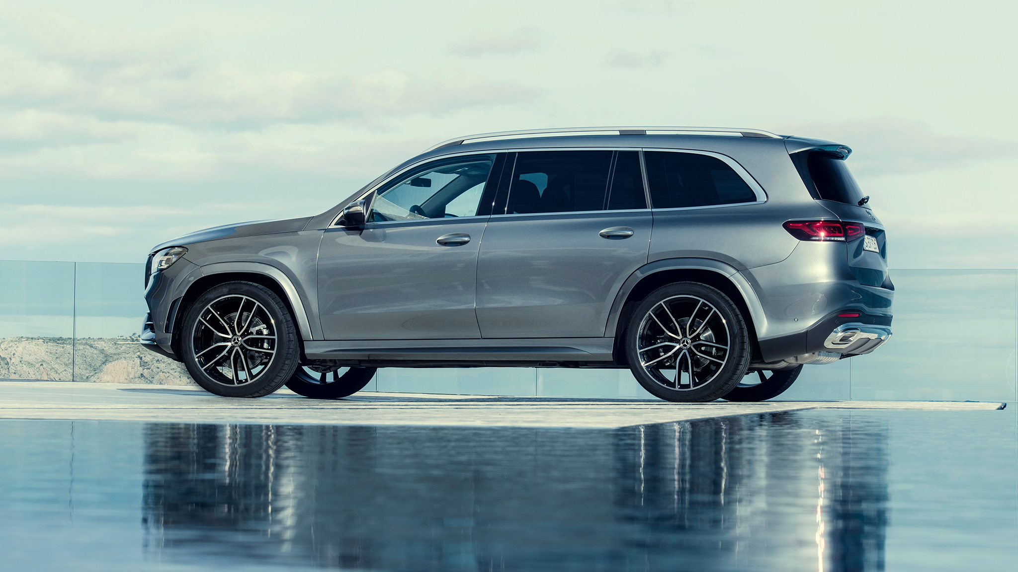 2020 Mercedes Benz Gls Class Debuts Larger And In Charger